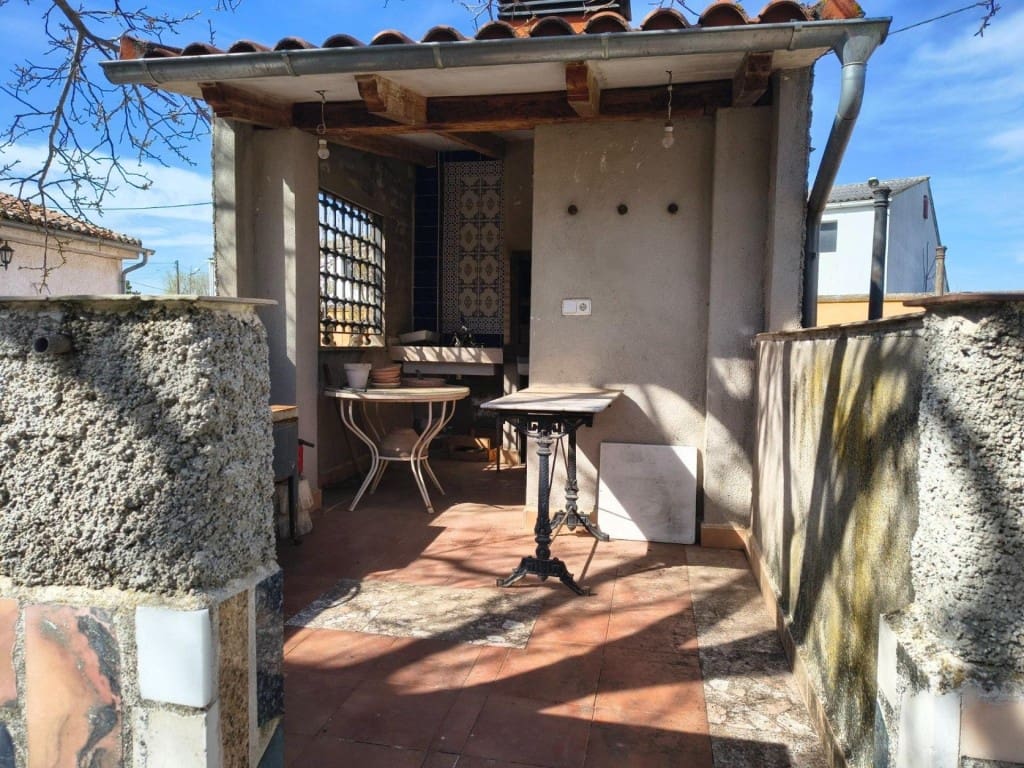 4 bedroom Villa for sale in Humanes with garage - € 369,000 (Ref: 9711890)