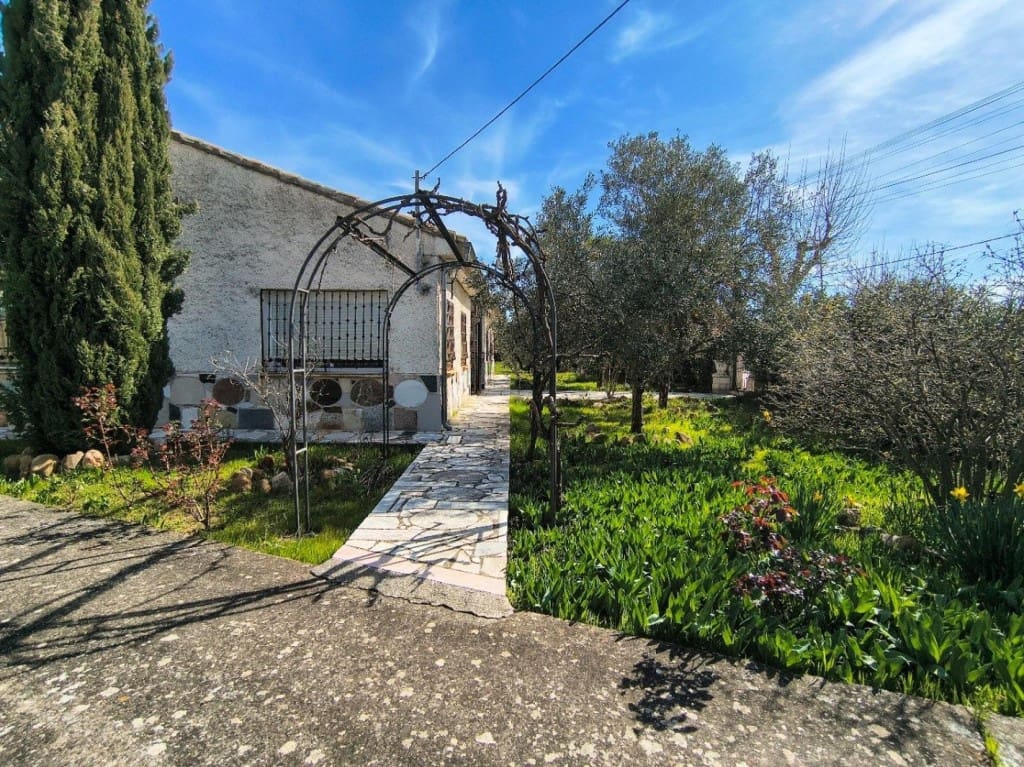 4 bedroom Villa for sale in Humanes with garage - € 369,000 (Ref: 9711890)