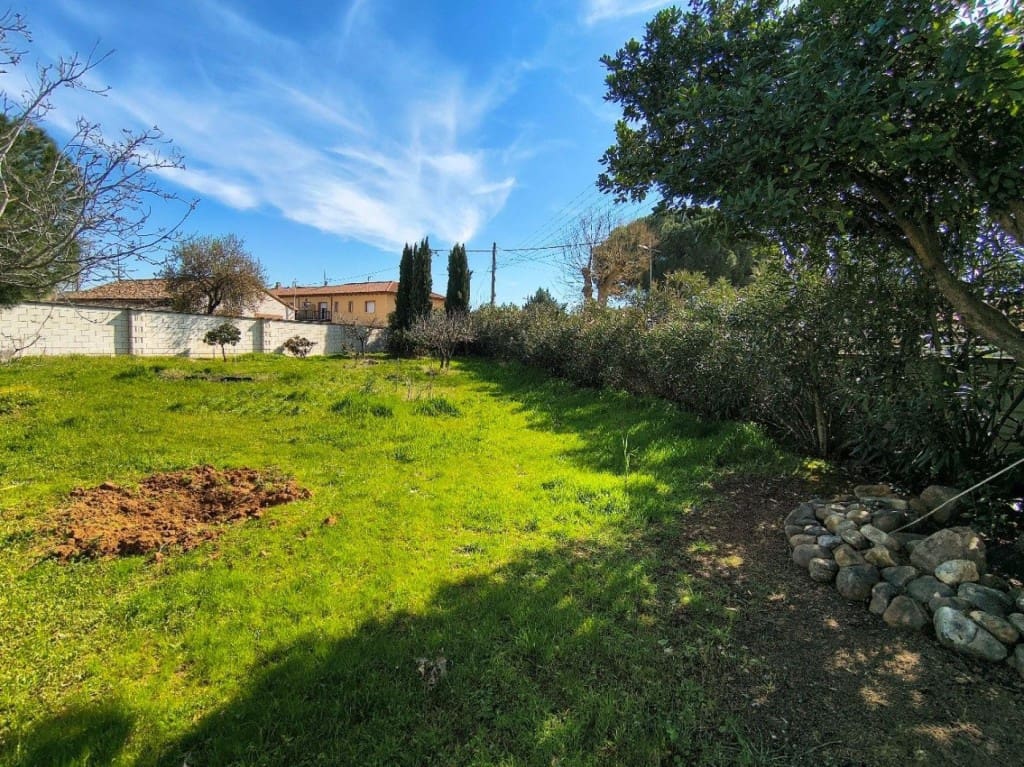 4 bedroom Villa for sale in Humanes with garage - € 369,000 (Ref: 9711890)