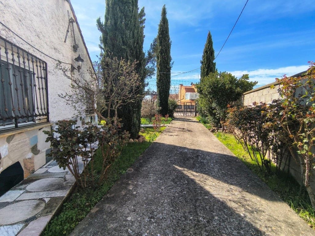 4 bedroom Villa for sale in Humanes with garage - € 369,000 (Ref: 9711890)