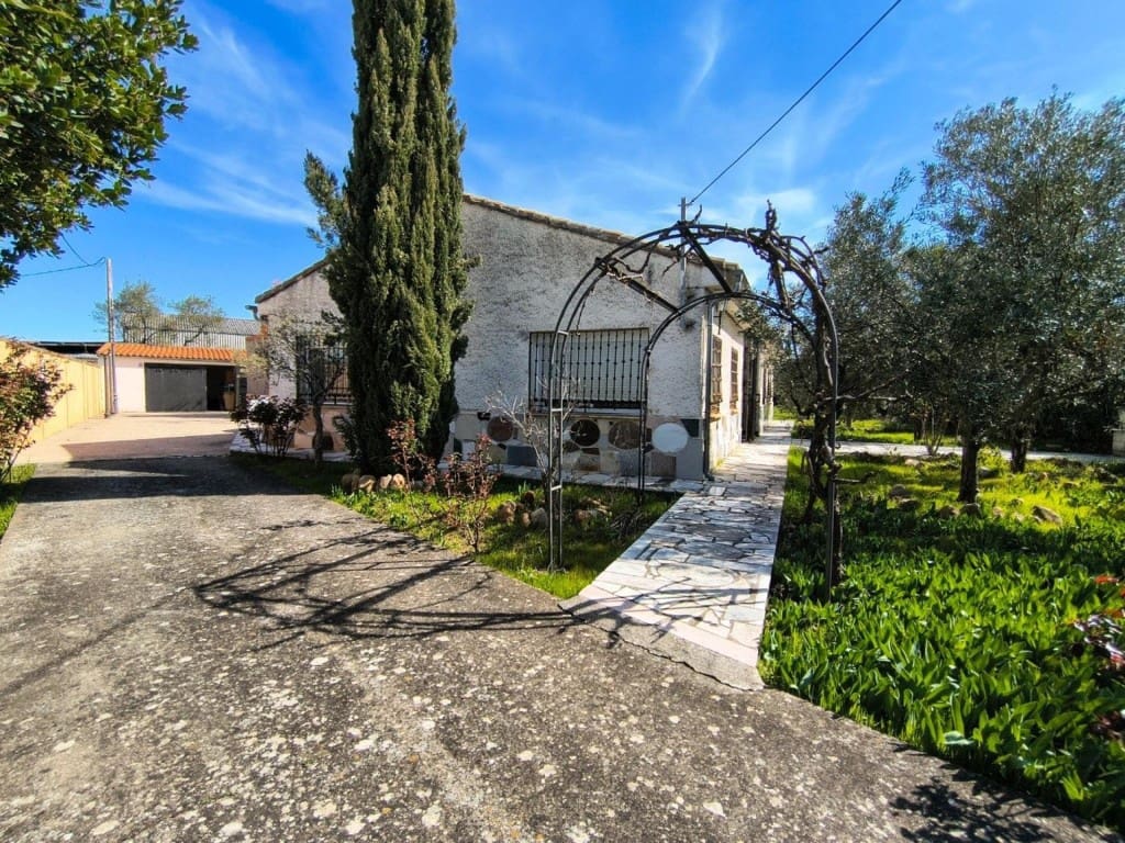 4 bedroom Villa for sale in Humanes with garage - € 369,000 (Ref: 9711890)