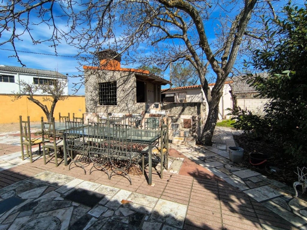 4 bedroom Villa for sale in Humanes with garage - € 369,000 (Ref: 9711890)