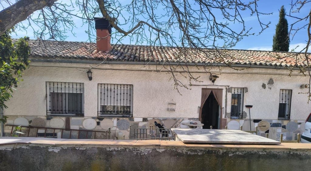 4 bedroom Villa for sale in Humanes with garage - € 369,000 (Ref: 9711890)