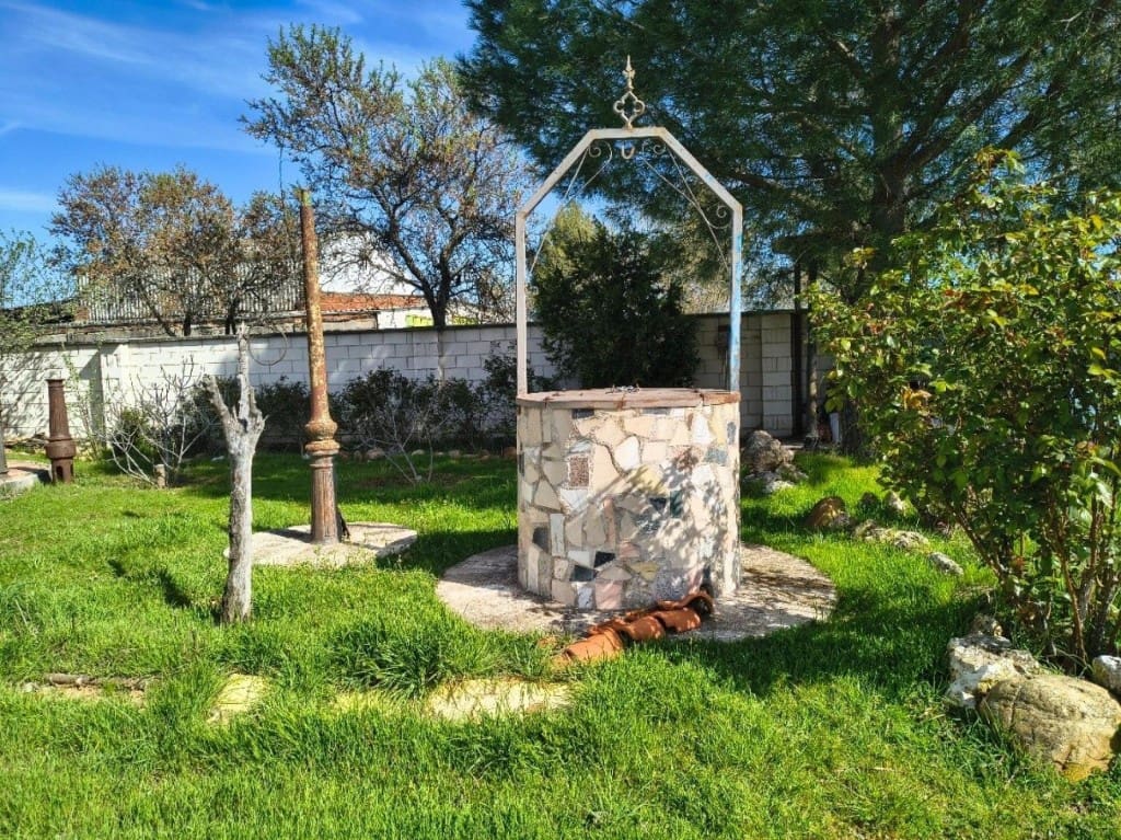 4 bedroom Villa for sale in Humanes with garage - € 369,000 (Ref: 9711890)