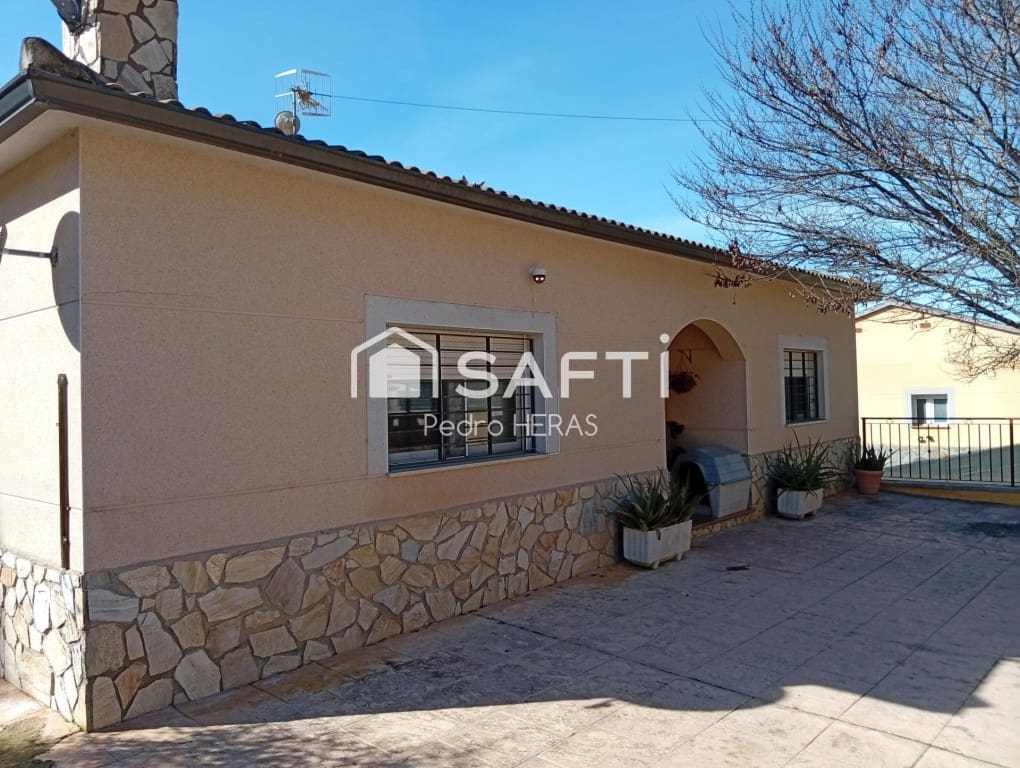 3 bedroom Villa for sale in Lloret de Mar with pool garage - € 285,000 (Ref: 9714817)