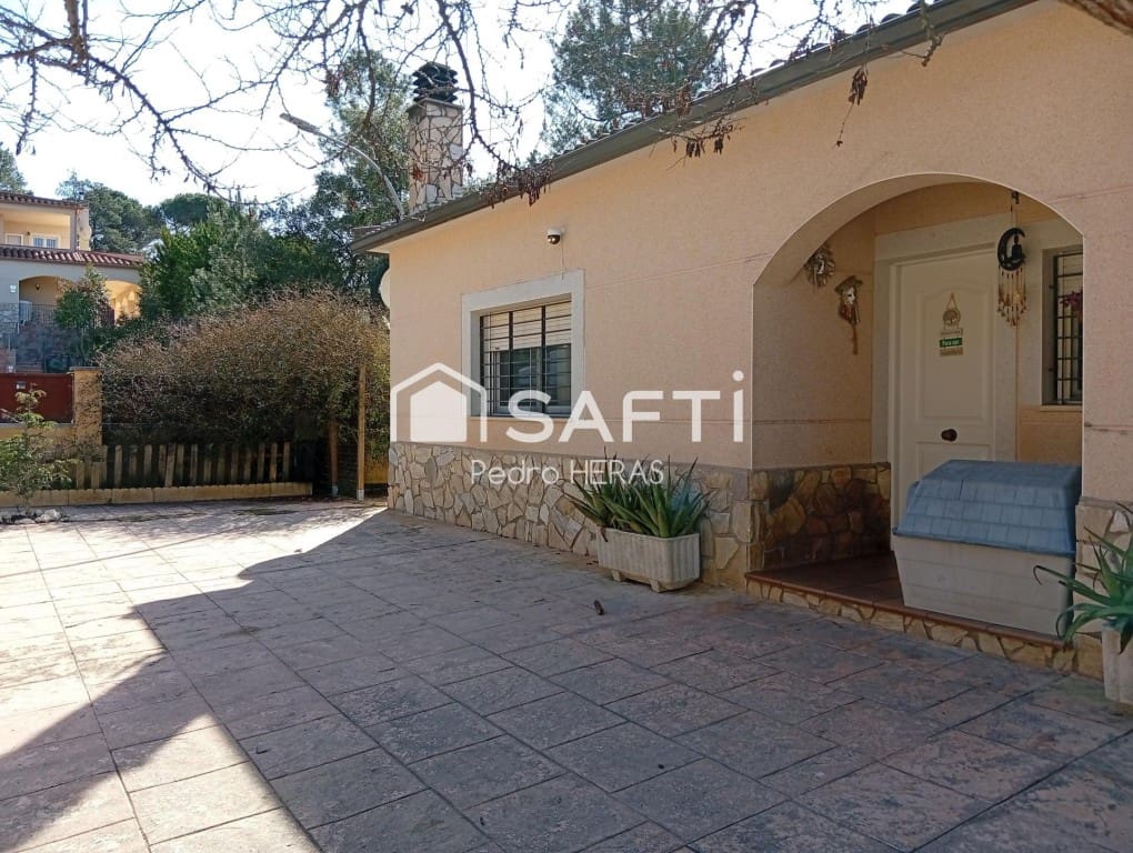 3 bedroom Villa for sale in Lloret de Mar with pool garage - € 285,000 (Ref: 9714817)