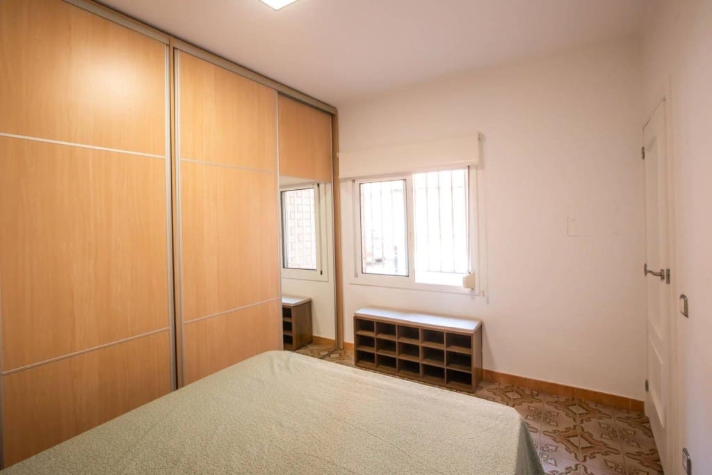 3 bedroom Apartment for sale in Barcelona city - € 260,000 (Ref: 9714818)