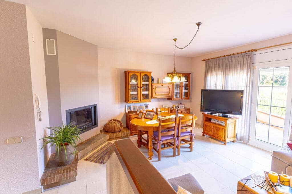 5 bedroom Villa for sale in Calella de Palafrugell with garage - € 445,000 (Ref: 9714820)