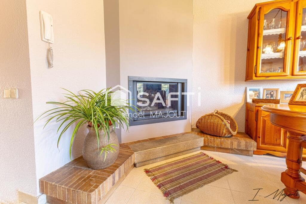 5 bedroom Villa for sale in Calella de Palafrugell with garage - € 445,000 (Ref: 9714820)