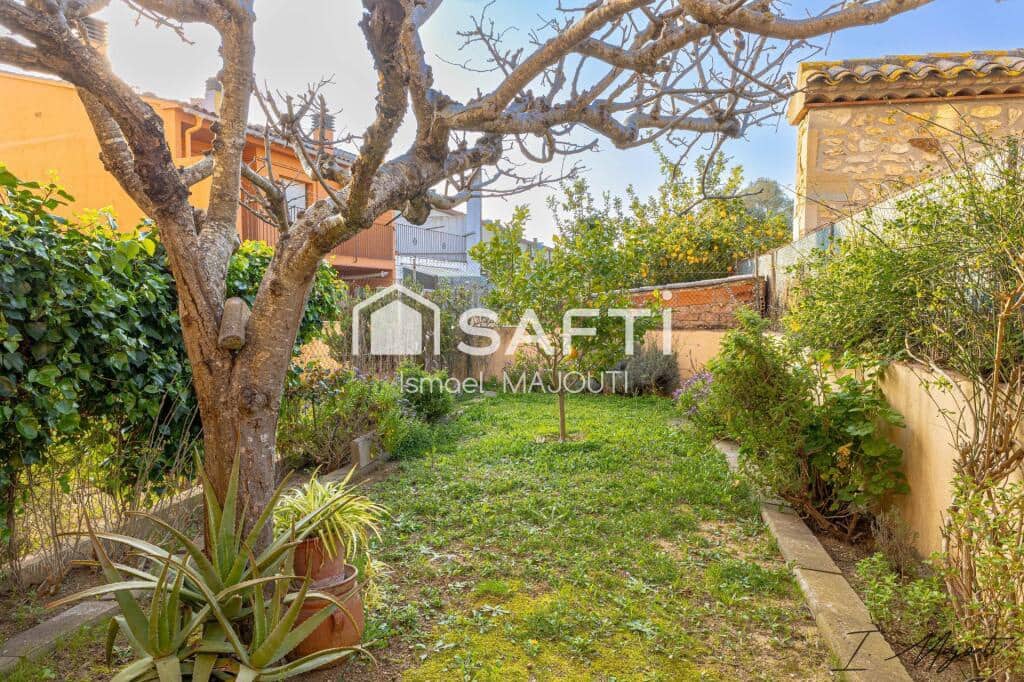 5 bedroom Villa for sale in Calella de Palafrugell with garage - € 445,000 (Ref: 9714820)