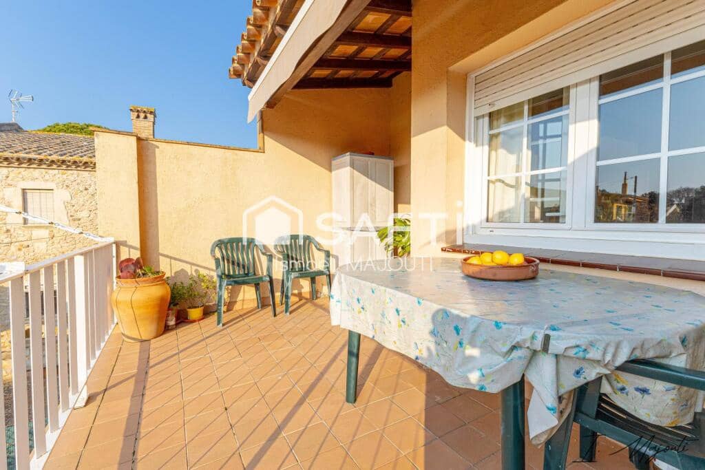5 bedroom Villa for sale in Calella de Palafrugell with garage - € 445,000 (Ref: 9714820)