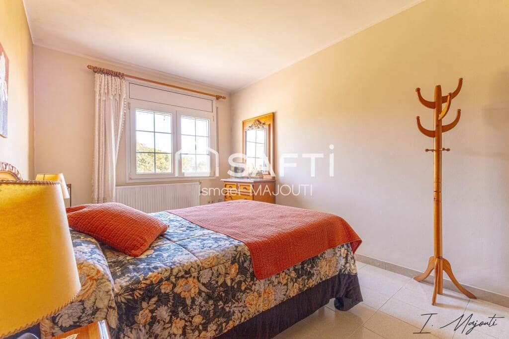 5 bedroom Villa for sale in Calella de Palafrugell with garage - € 445,000 (Ref: 9714820)