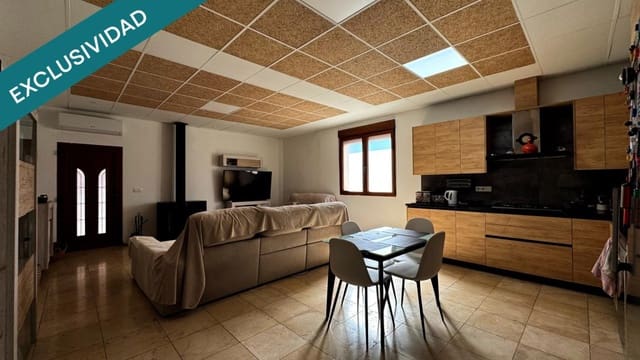 Chalet de 4 habitaciones en Pinoso en venta con garaje - 244.900 € (Ref: 9714824)
