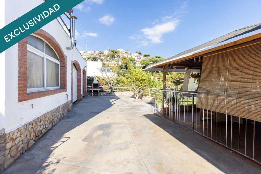 4 soveværelse Villa til salg i Santa Susanna med swimmingpool garage - € 995.000 (Ref: 9719799)