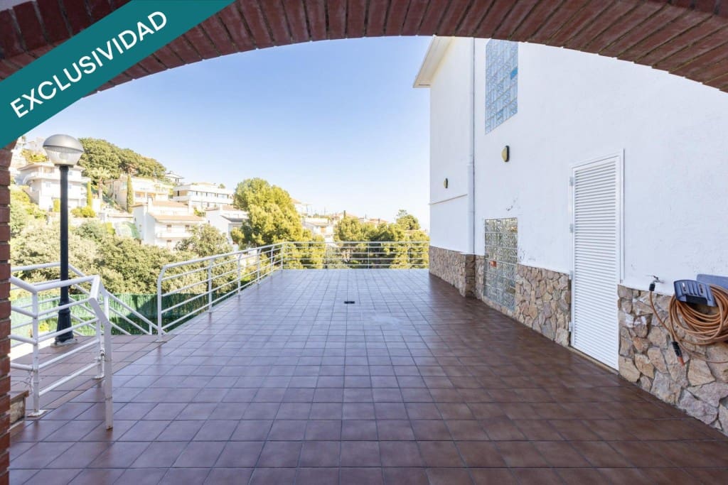 4 soveværelse Villa til salg i Santa Susanna med swimmingpool garage - € 995.000 (Ref: 9719799)