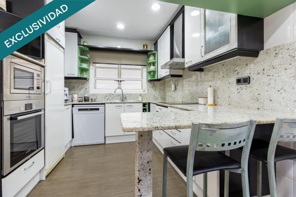 4 soveværelse Villa til salg i Santa Susanna med swimmingpool garage - € 995.000 (Ref: 9719799)