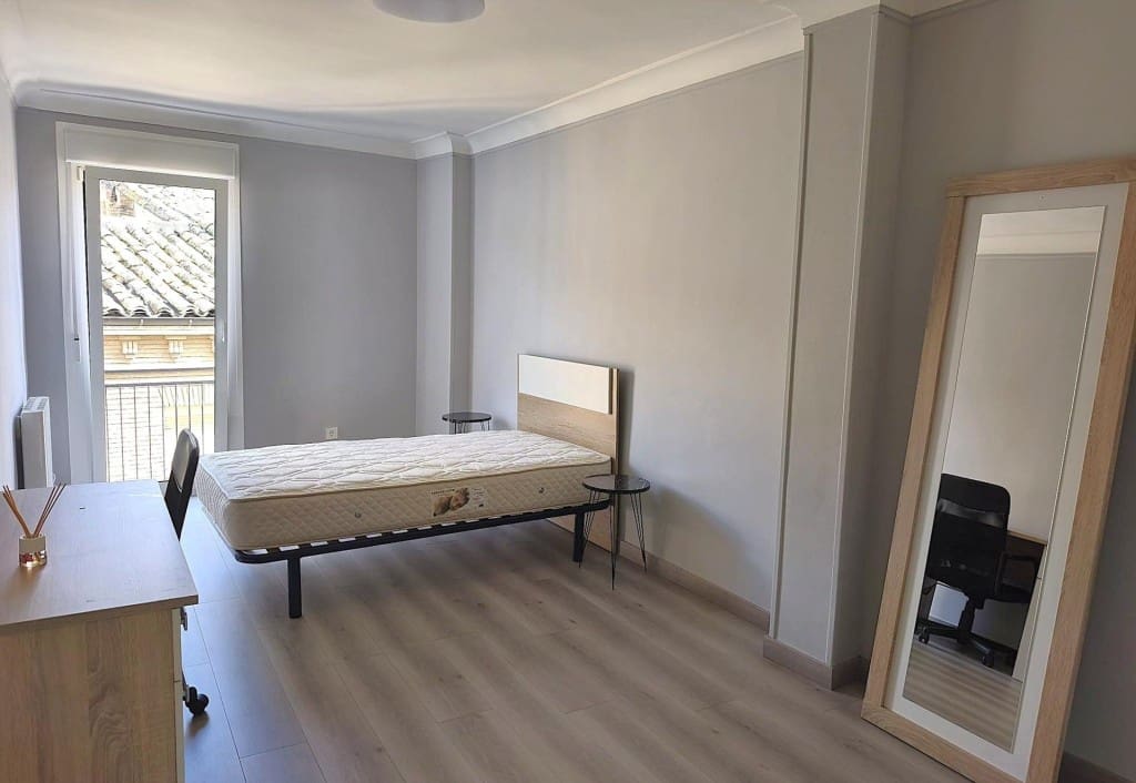 4 bedroom Apartment for sale in Huesca city - € 220,000 (Ref: 9719802)