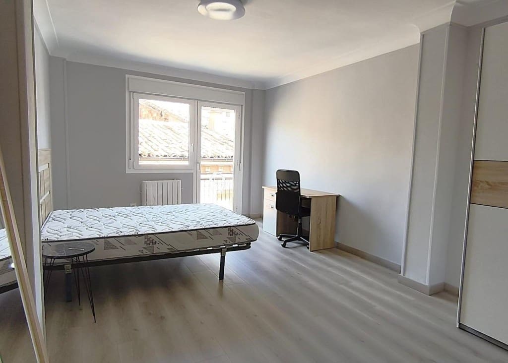 4 bedroom Apartment for sale in Huesca city - € 220,000 (Ref: 9719802)