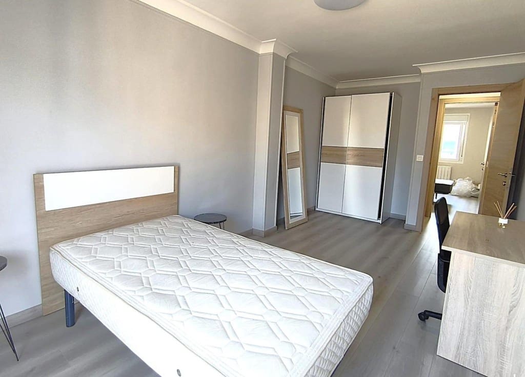 4 bedroom Apartment for sale in Huesca city - € 220,000 (Ref: 9719802)