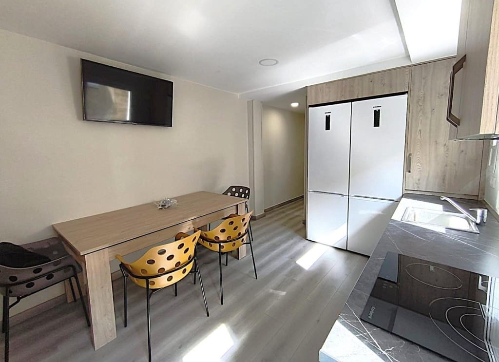 4 bedroom Apartment for sale in Huesca city - € 220,000 (Ref: 9719802)