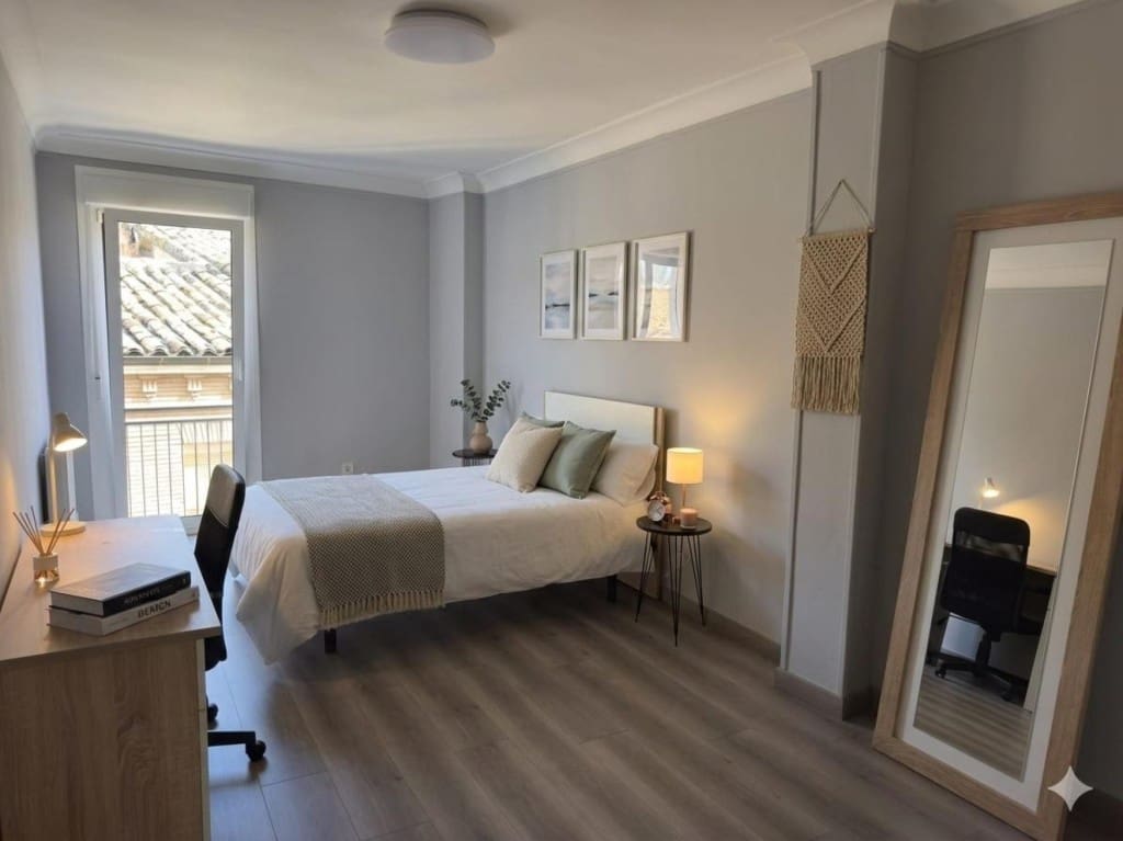 4 bedroom Apartment for sale in Huesca city - € 220,000 (Ref: 9719802)