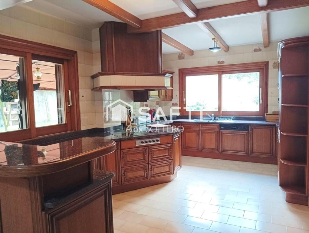 6 bedroom Villa for sale in Gondomar with pool garage - € 695,000 (Ref: 9719805)