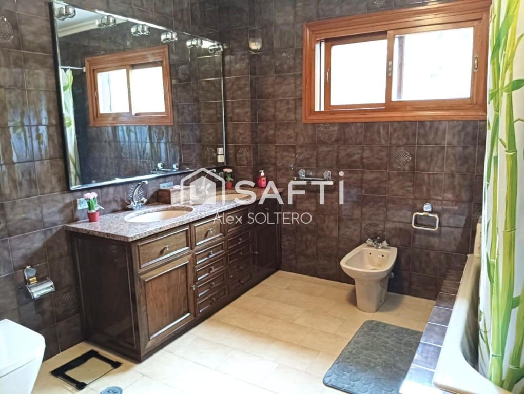 6 bedroom Villa for sale in Gondomar with pool garage - € 695,000 (Ref: 9719805)