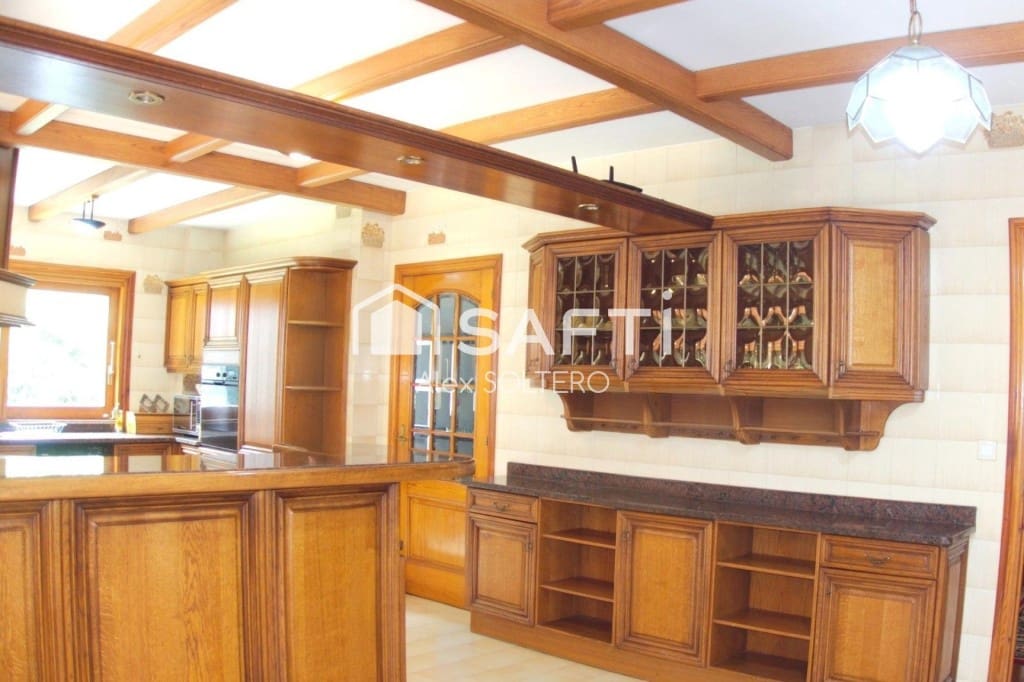 6 bedroom Villa for sale in Gondomar with pool garage - € 695,000 (Ref: 9719805)