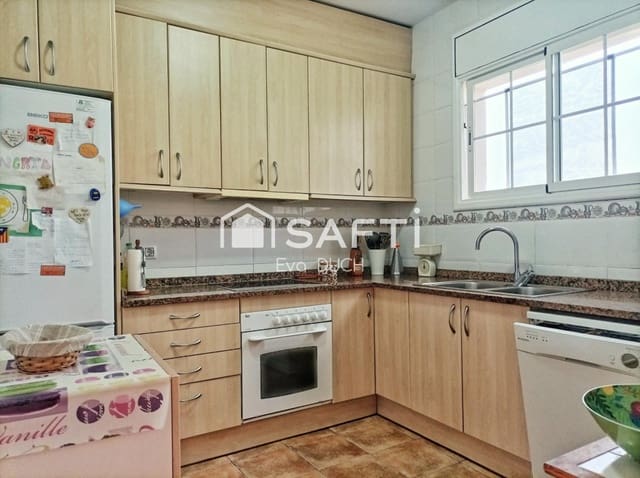 4 bedroom Villa for sale in Maçanet de la Selva with pool garage - € 253,000 (Ref: 9721540)