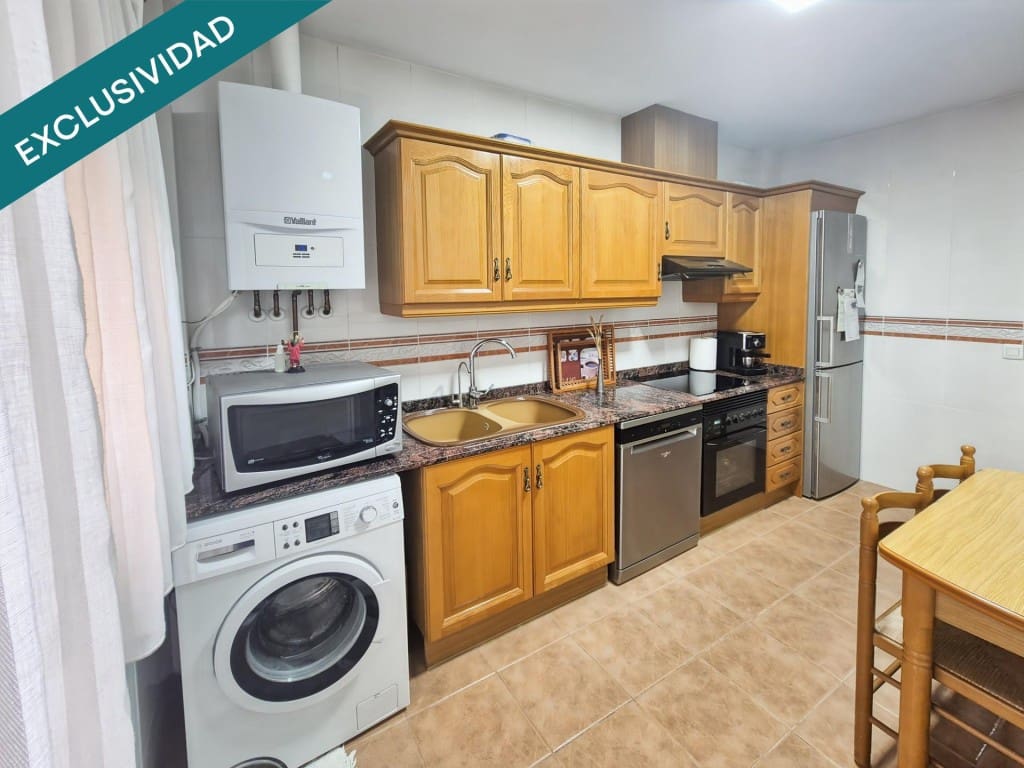 4 soveværelse Rækkehus til salg i Moncada med garage - € 375.000 (Ref: 9721541)