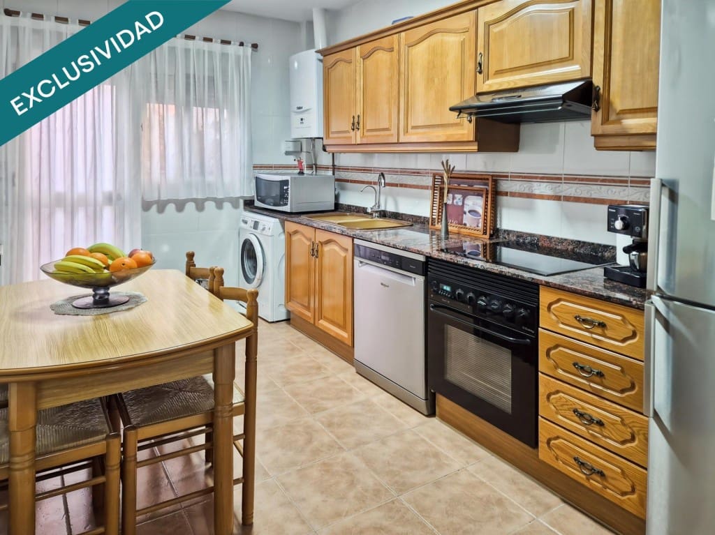 4 soveværelse Rækkehus til salg i Moncada med garage - € 375.000 (Ref: 9721541)