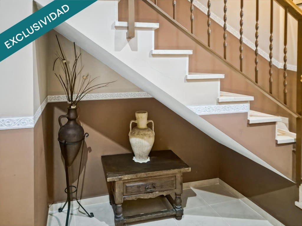 4 soveværelse Rækkehus til salg i Moncada med garage - € 375.000 (Ref: 9721541)