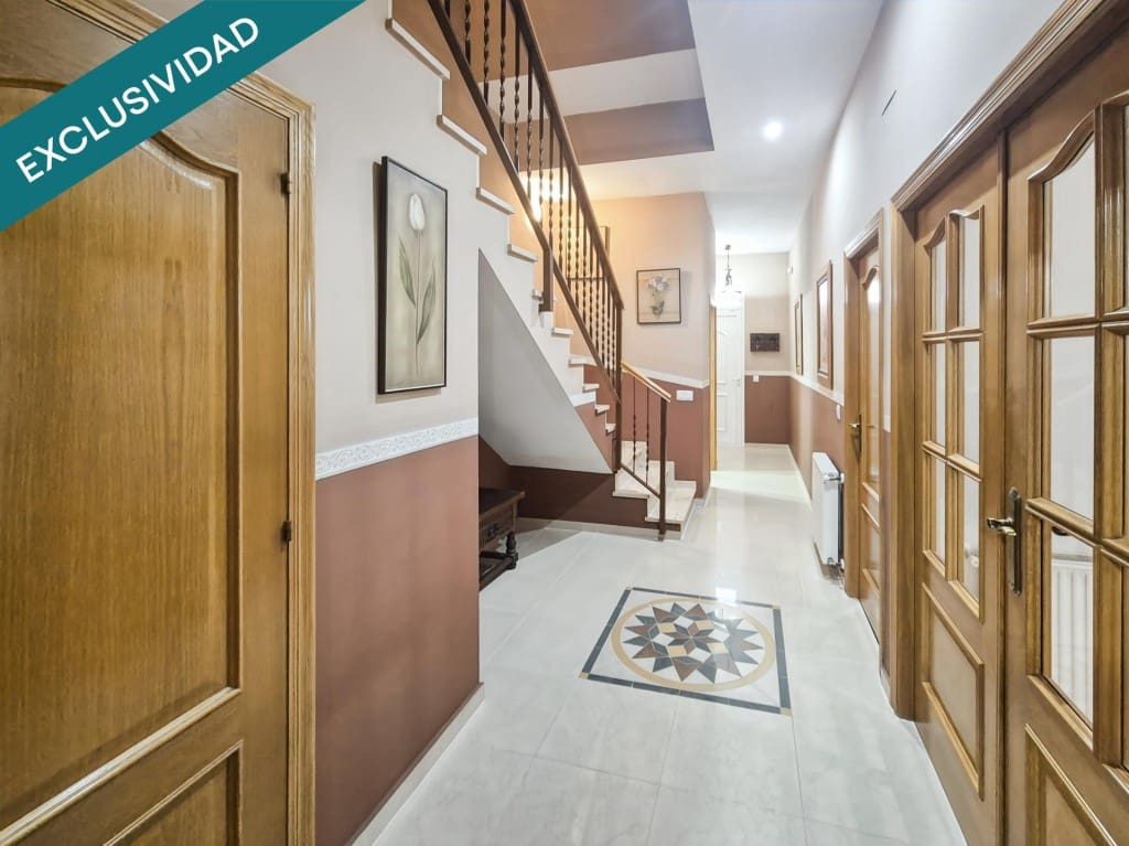 4 soveværelse Rækkehus til salg i Moncada med garage - € 375.000 (Ref: 9721541)