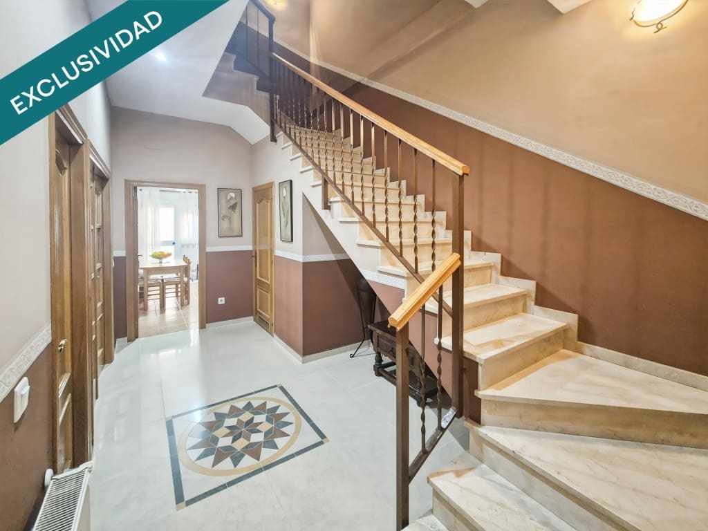 4 soveværelse Rækkehus til salg i Moncada med garage - € 375.000 (Ref: 9721541)