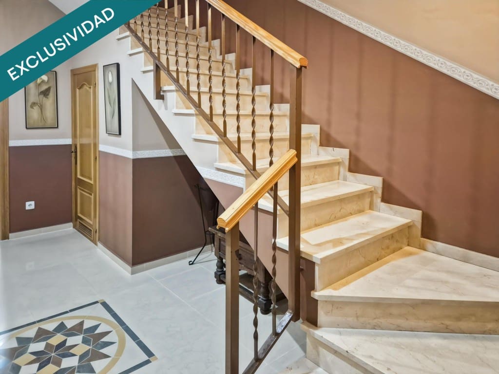 4 soveværelse Rækkehus til salg i Moncada med garage - € 375.000 (Ref: 9721541)