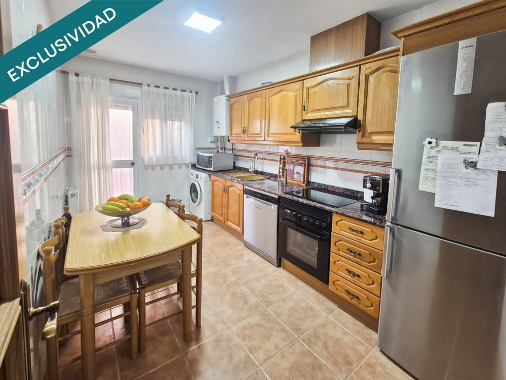 4 soveværelse Rækkehus til salg i Moncada med garage - € 375.000 (Ref: 9721541)