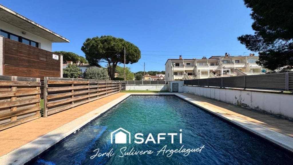 3 makuuhuone Rivitalo myytävänä paikassa L'Escala mukana uima-altaan - 430 000 € (Ref: 9721542)