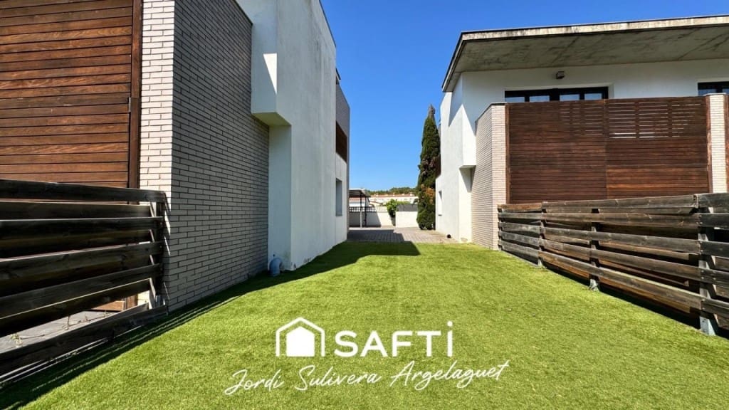 3 makuuhuone Rivitalo myytävänä paikassa L'Escala mukana uima-altaan - 430 000 € (Ref: 9721542)