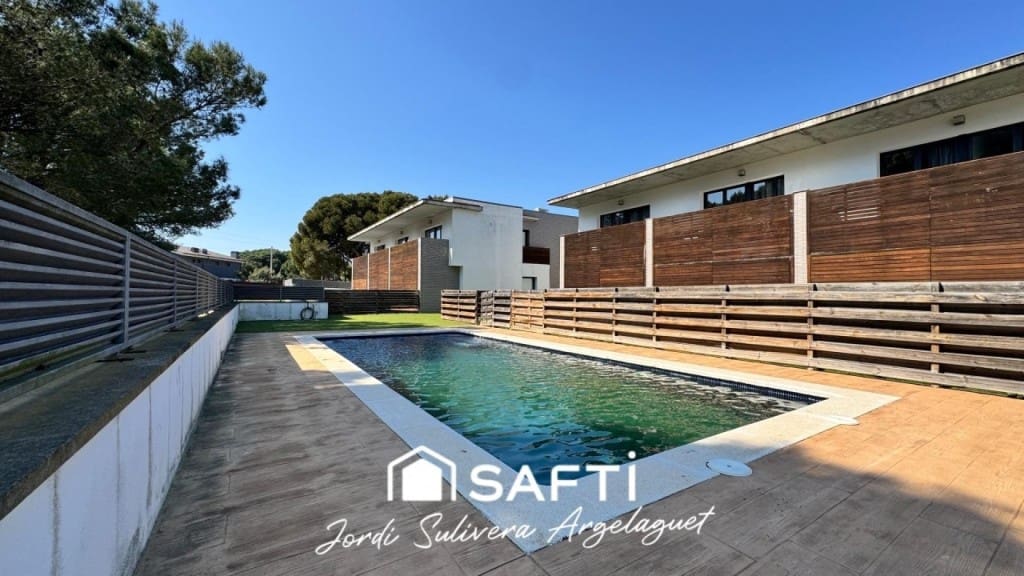 3 makuuhuone Rivitalo myytävänä paikassa L'Escala mukana uima-altaan - 430 000 € (Ref: 9721542)