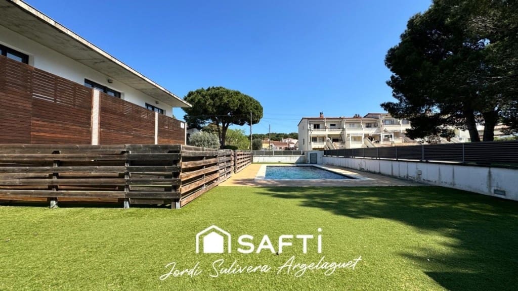 3 makuuhuone Rivitalo myytävänä paikassa L'Escala mukana uima-altaan - 430 000 € (Ref: 9721542)