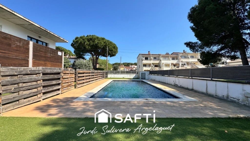 3 makuuhuone Rivitalo myytävänä paikassa L'Escala mukana uima-altaan - 430 000 € (Ref: 9721542)