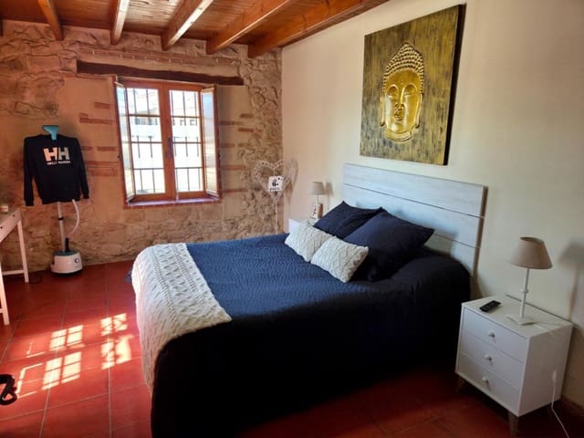 3 bedroom Villa for sale in Calzada de Valdunciel - € 209,900 (Ref: 9731987)