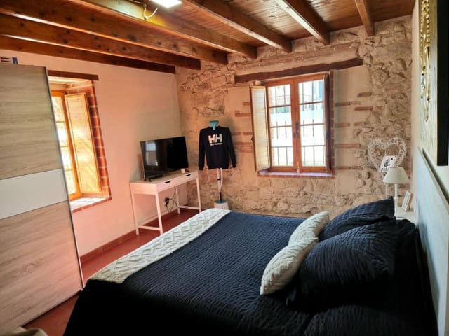 3 bedroom Villa for sale in Calzada de Valdunciel - € 209,900 (Ref: 9731987)