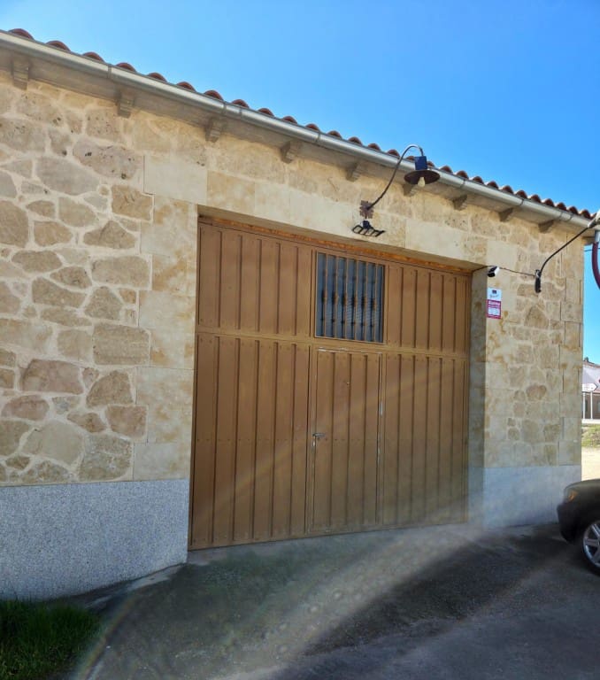 3 bedroom Villa for sale in Calzada de Valdunciel - € 209,900 (Ref: 9731987)