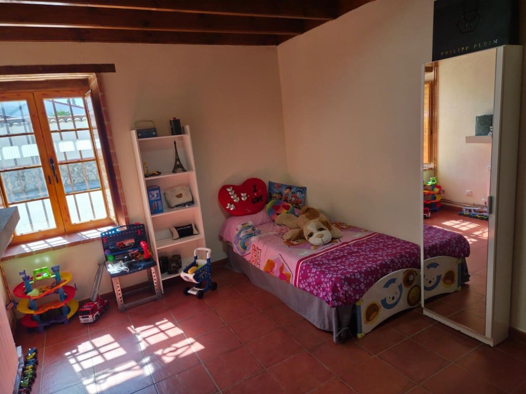 3 bedroom Villa for sale in Calzada de Valdunciel - € 209,900 (Ref: 9731987)