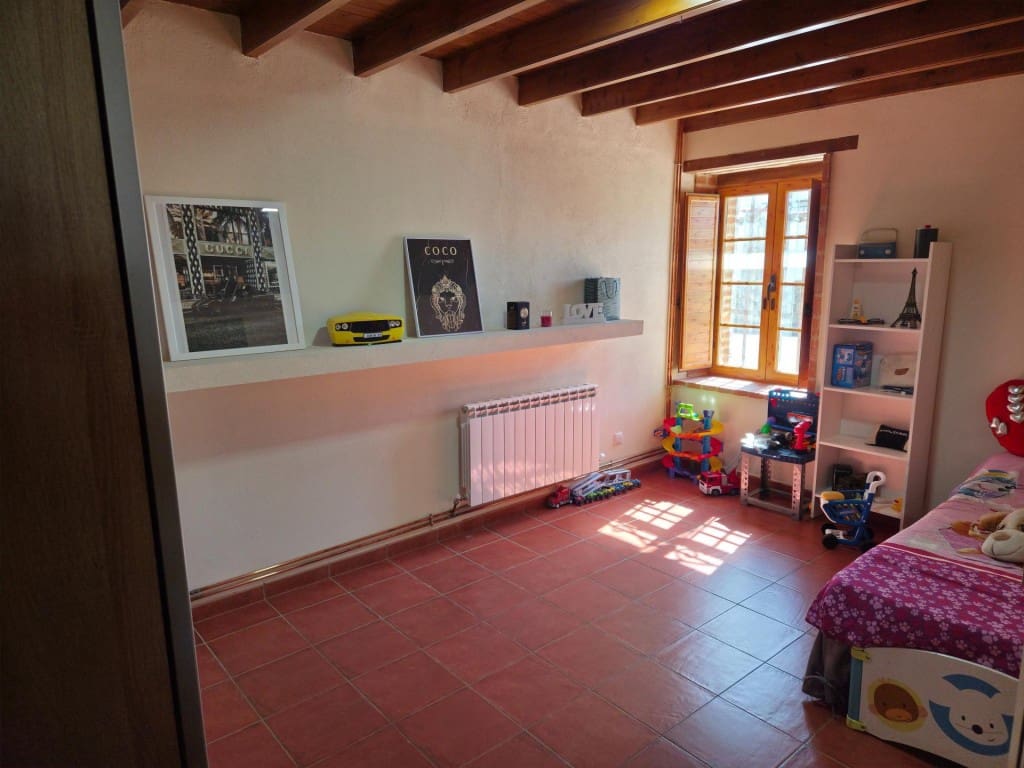 3 bedroom Villa for sale in Calzada de Valdunciel - € 209,900 (Ref: 9731987)