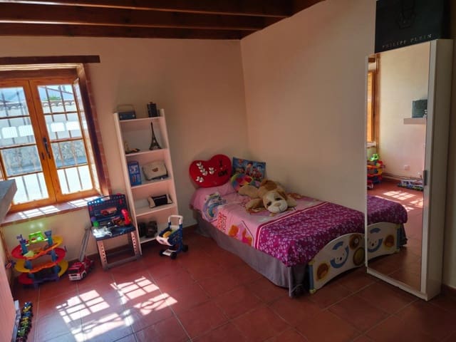 3 bedroom Villa for sale in Calzada de Valdunciel - € 209,900 (Ref: 9731987)