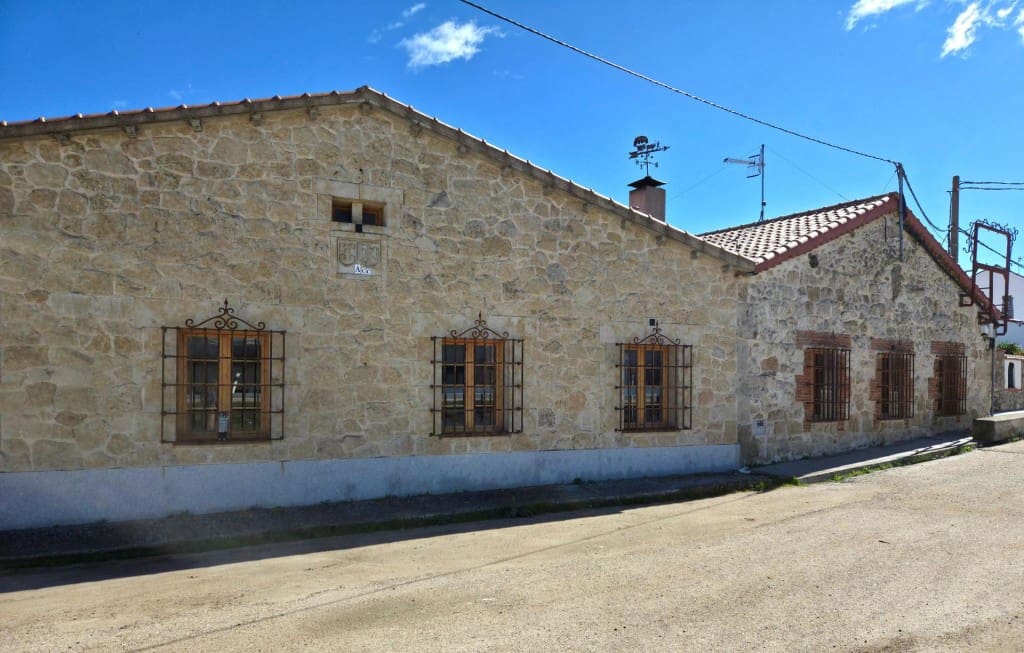 3 bedroom Villa for sale in Calzada de Valdunciel - € 209,900 (Ref: 9731987)
