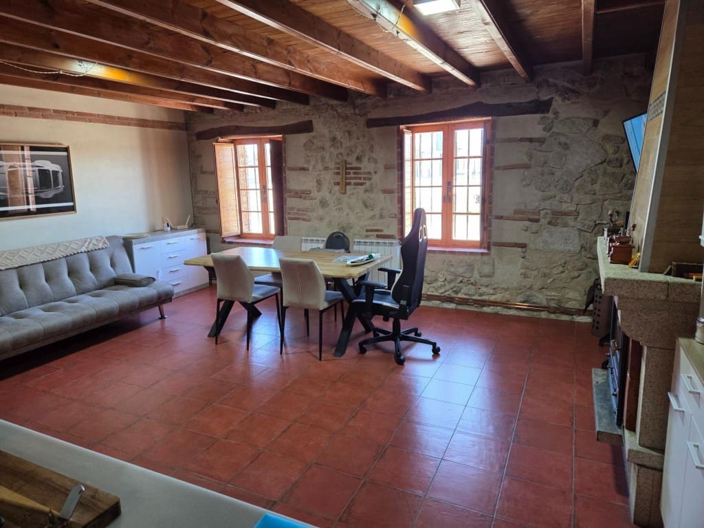 3 bedroom Villa for sale in Calzada de Valdunciel - € 209,900 (Ref: 9731987)