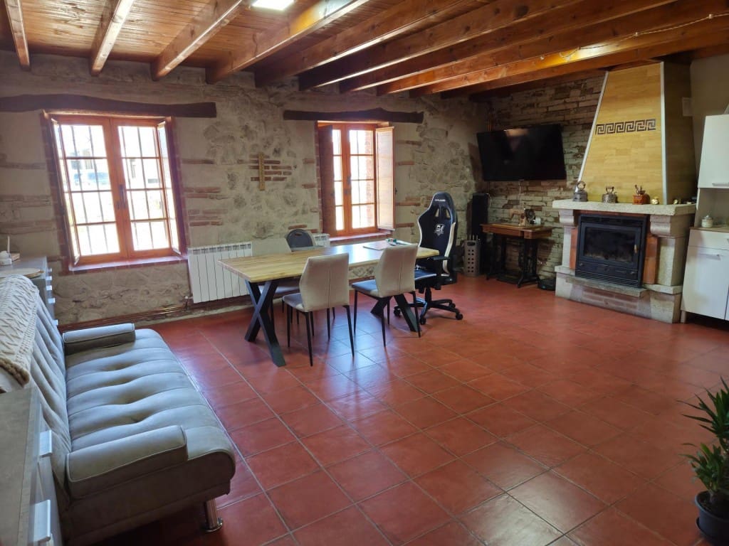 3 bedroom Villa for sale in Calzada de Valdunciel - € 209,900 (Ref: 9731987)